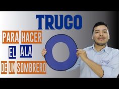 a man holding up a blue circle with words above it that read trugo para hacer el al deun sombrero