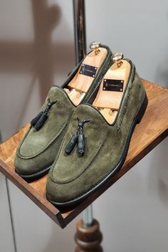 Milwaukee Suade Leather Loafer Green – BOJONI Green Loafers, Gents Shoes, Gentleman Shoes, Leather Loafer Shoes, Suede Tassel, Tassel Loafers, Shoe Gifts, Green Suede, Green Shoes