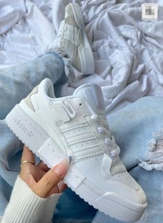 Trendy Shoes Sneakers 2023, Sneaker Inspo Women, Trendy Shoes Sneakers Street Styles, Outfit Zapatillas Blancas, Tennis Nike, Basic Shoes, Dr Shoes