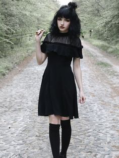 Gothic Hairstyle, Black Gothic Dress, Strega Fashion, Gothic Mode, Corporate Goth, Casual Goth, Goth Outfit, Lydia Deetz, Unique Looks