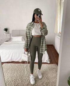 Summer City Street Style, Cute Athleisure Outfits Plus Size, Cute Baker Outfit Aesthetic, New York Women Street Style, Midsize Theme Park Outfits, Seattle Weather Outfits, Fall Outfits Women Comfy, 60 70 Degree Weather Outfit, Casual Walking Outfit