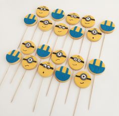 minion cupcakes are arranged on toothpicks to look like they have eyes