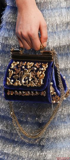 Fall 2016 Ready-to-Wear Dolce & Gabbana Fall Winter Fashion Trends, Sac Week End, Elegant Bags, Fashion Trends Winter, Dolce E Gabbana, Fashion 2020, Cute Bags, Fall 2016