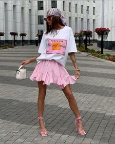 Pink cute skirt look Outfit For Party Night, Pink Skirt Outfits, Estilo Kim Kardashian, Impress Yourself, Sunday Outfit, I Love Pink, Get In Loser, Tshirt Oversized, London Outfit