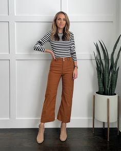 Wide Leg Cropped Pants Outfit, Cropped Wide Leg Pants Outfit, Wide Leg Pants Outfit Work, Wide Leg Pants Winter, Cropped Pants Outfit, Wide Leg Trousers Outfit, Pants Outfit Work, Fall Bottoms, Wide Leg Jeans Outfit