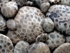 some rocks that have been placed together on the ground