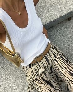 Fashion Outfits Feminine, Florence Outfits, Lenin Pants, Aesthetic Outfit Ideas For School, European Outfits, Statement Pants, Pinterest Trends, Grade 12, Ootd Spring