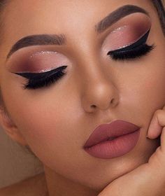 Machiaj Smokey Eyes, Joke Video, Make Up Designs, Mekap Mata, Alat Makeup, Shimmery Eyeshadow, Simple Eyeshadow, Natural Eyeshadow, Smink Inspiration