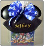 a mickey mouse hat with blue and white bows