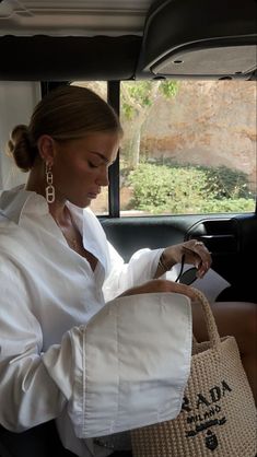 Outfit Minimalista, Mode Crochet, Chique Outfits, Spring Fits, Classy Aesthetic, Old Money Style, Shooting Photo, Mode Inspo