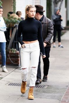 E depois de uma eternidade, retorno ao meu blogzinho com um novo post como se nada tivesse acontecido :) :) (Mudei para a Alemanha e aí n�ã... Haley Baldwin, Timberland Boots Outfit Mens, Timberland Waterproof Boots, Hailey Baldwin Style, Jeans Street Style, Yellow Boots