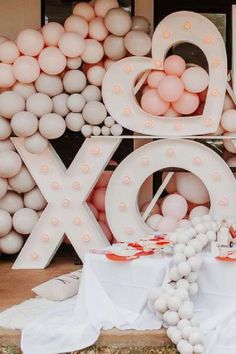 balloons are arranged in the shape of letters and numbers for an xoxo party