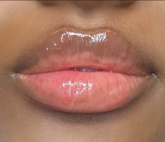 Lip Filler Lips, Natural Pink Lips Aesthetic, Lips Vision Board, Two Toned Lips Natural, Heavy Upper Lip, Black Women Lips, Glossy Lips Aesthetic