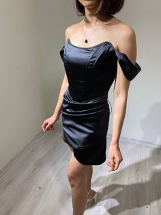 Ich habe es genossen, das schwarze Satin-Mini-Korsett-Kleid zu nähen. Korsetts und Kleider werden individuell angefertigt. Es wird mit Sondermaßen für Sie vorbereitet. Bitte geben Sie bei der Bestellung die Maße, die ich auf dem letzten Foto angegeben habe, korrekt im Abschnitt Personalisierung an. Ich muss 1 , 2, 5 und dein BH-Körbchen wissen :) Achte darauf, dass du deine Körpermaße richtig misst Wenn Sie unsicher sind und es nicht wissen, zögern Sie nicht, uns zu kontaktieren. und wir können Black Satin Corset Dress, Corset Dress Black, Black Satin Corset, Dress Short Black, Black Corset Dress, Satin Short Sleeve, Dress Birthday Party, Satin Corset Dress, Satin Corset