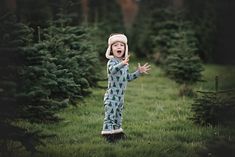 A Christmas Tree Hunt Adventure Session - Redmond Family Photographer Kids Holiday, Family Sessions, Holiday Pictures, Unique Kids