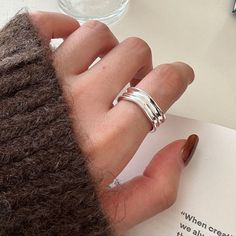 Deze zilverkleurige effen verstelbare ring met onregelmatige textuur is gemaakt van 925 sterling zilver en heeft een verstelbare band.  Met een verstelbare pasvorm is deze ring perfect voor iedereen die op zoek is naar een stijlvol en comfortabel accessoire dat er bij elke look geweldig uitziet.
 Productdetails

Materiaal: 925 Zilver
Kleur: Wit Verguld
Maat: US Maat #6.5 Verstelbaar
Gewicht: ongeveer 4,2 gram
Artikelnummer: AR23101843

 Trefwoorden van het product: Vervormde bandringen, Avant-ga Rings Unique, Blood Diamond, Rings Vintage, Vintage Band, Pita, Adjustable Rings, Vintage Rings, Lab Grown Diamonds, Silver Color