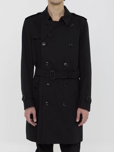 Heritage Kensington medium trench coat in black water-repellent cotton gabardine. It features epaulettes, hook closure on collar, double-breasted button closure, detachable belt at waist, two side buttoned welt pockets, belted cuffs, buttoned back vent and Burberry Check lining. Regular fit.  Size nationality: IT  Product number: 134001  Product code: 8079386A1189  Composition: 100% cotton Black Gabardine Long Coat, Modern Double-breasted Gabardine Outerwear, Black Belted Gabardine Outerwear, Belted Black Gabardine Outerwear, Business Outerwear With Belted Cuffs In Gabardine, Classic Black Outerwear With Belted Cuffs, Classic Black Raincoat For Winter, Modern Black Outerwear With Belted Cuffs, Black Gabardine Outerwear For Fall