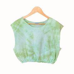 "Vintage 90s reworked cropped T-shirt vest crop top. The hemline & neckline have been adjusted. Tie dye pattern. Bunched elasticated hemline ▪️ Best fits women's large (sizes 12 & 14) ▪️ Pit to pit - 22.5\" ▪️ Length from shoulder - 18\" ▪️ Hem - 15\" - 19\" 🎨 Colour - Greens 💚 Excellent retro condition 💥 FREE UK SHIPPING 📦 Bundle discounts available on orders of 2+ items ✅ Tracked worldwide shipping 🌍 Europe - £7   🌎 Rest of the world - £10 ‼️ Please check your address at checkout ⛔️ No returns     1990s tank tee sleeveless festival summer beach casual altered modified upcycled remade sustainable hippy boho short petite 7435R-PP35-100" Cotton Cropped Hem T-shirt For Summer, Relaxed Fit Cropped T-shirt For Summer, Trendy Fitted Vest For Summer, Green Fitted Crop Top T-shirt, Fitted Green Crop Top T-shirt, Spring Cotton Crew Neck Crop Top, Trendy Summer Tank T-shirt, Trendy Green Cotton Crop Top, Acid Wash Cotton Tops For Summer