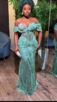 Emerald Green Asoebi, Green Asoebi, Nigerian Wedding Guest, Nigerian Bridesmaid Dresses, Lace Styles For Wedding, Asoebi Style, Nature Technology