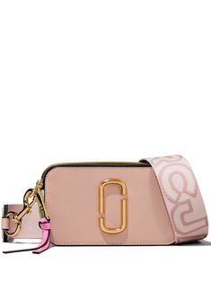 taupe/pink/off-white leather logo plaque internal logo patch logo-print strap gold-tone hardware top zip fastening adjustable detachable shoulder strap partitioned compartment internal slip pocket slip pocket to the rear Marc Jacobs Snapshot Bag, Womens Messenger Bag, Pink Crossbody Bag, Leather Camera Bag, Girly Bags, Pretty Bags, Marc Jacobs Bag, Leather Logo, Cute Bags