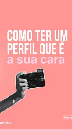 a person holding up a camera with the words como ter um peril que e