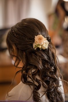 Hair Bun For Engagement, White Flower Hairstyle Indian, White Rose Hairstyle Indian, Open Hair With Rose, Rose In Hair Hairstyles Indian, Floral Hairstyles Short Hair, Rose Flower Hairstyles Indian, Hairstyles With Rose Flower, White Rose Hairstyle