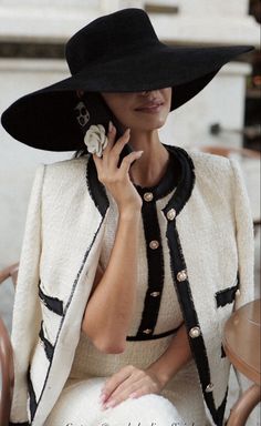 Hats Women Fashion, Chanel Vest, Vogue Outfits, Kentucky Derby Outfit, Lady In White, Lady Hat, Elegant Hat, Classy Lifestyle, Derby Outfits