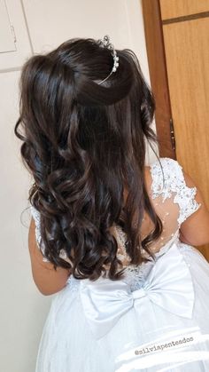 Hairstyles For Bautizo, Quince Sister Hairstyles, Hair Styles For Tiara, Hair Style For Kids Girl For Wedding, Mini Quinceanera Hairstyles, Kids Hair Styles For Weddings, First Communion Hairstyles Half Up, Flower Girl Hairstyles With Tiara, First Communion Hairstyles With Crown