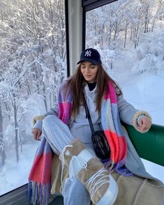 Snow Outfits For Women, White Nike Socks, Ski Trip Outfit, Blazer Outfits For Women, Looks Country, Ski Outfit, Winter Photoshoot, Snow Fashion, Snow Outfit