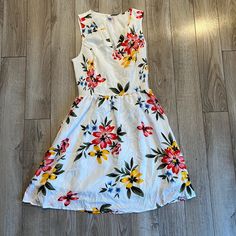 Never Worn, Excellent Condition, Clasp In Front So You Can Wear Open Or Closed, So Cute For Spring! White Floral Dress, Navy Dresses, Old Navy Dresses, Navy White, Navy And White, Floral Dress, So Cute, Old Navy, Colorful Dresses