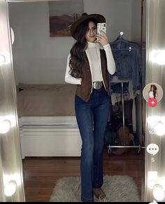 Jaripeo Winter Outfits, Vaquera Christmas Outfit, Jaripeo Outfits Winter, Cute Western Outfits Party, Picolandia Outfits Women, Modest Vaquera Outfits, Cold Cowgirl Outfit, Jaripeo Outfits Woman, Vaquera Outfit Winter