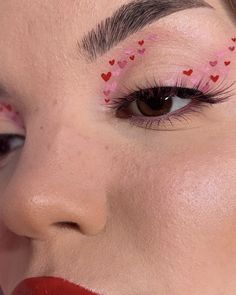 Easy Valentines Day Makeup Ideas, Valentines Graphic Eyeliner, Heart Eye Makeup Look, Heart Make Up, Valentines Eyeliner, Valentines Eye Makeup, Heart Makeup Look, Heart Eye Makeup, Heart Eyeliner