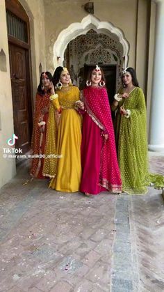 Mehndi Ceremony Outfit, Haldi Ceremony Outfit For Sister, Dress For Bride Sister, Haldi Dress For Bride, Simple Mehndi Dresses, Haldi Dress Ideas, Mehndi Dress For Bride, Haldi Ceremony Outfit, Brides Sister