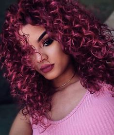 Red Hair Outfits, Red Hair Looks, Shades Of Red Hair, World Hair, Colored Hair Tips, Wine Hair, Red Curly Hair, Hair Color Burgundy