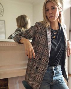 Black T shirt + plaid blazer jacket + jeans. Fall winter classy casual chic oversized femme. #fallfashion #winterfashion #ootd #streetstyle #outfits #autumn Dope Fashion, Plaid Blazer, Looks Vintage, Look Fashion, Autumn Winter Fashion, Capsule Wardrobe