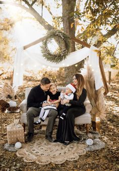 Outdoor Christmas Outdoor Setup, Fall Family Mini Session Ideas, Christmas Backdrops For Photos Outdoors, Nativity Scene Photoshoot, Christmas Photography Ideas Outdoor, Nativity Photo Shoot, Couch Mini Session, Christmas Set Up Photography Outdoors