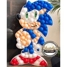 an image of a balloon sculpture of sonic the hedgehog