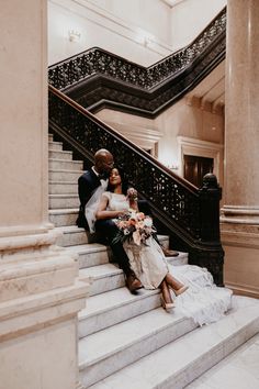 Couple sitting on staircase in Carnegie Museum of Art Carnegie Museum Of Art Wedding, Wedding Art Gallery, Chicago Elopement Photography, Couple Photoshoot Museum, Art Gallery Engagement Photos, Carnegie Museum Wedding, Wedding Museum, Chicago Photoshoot, Museum Elopement