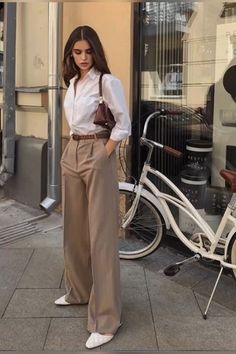 Old money aesthetic, old money outfit  Use code ALAN2394 for 10% off all purchases Adrette Outfits, Chique Outfits, Outfit Chic, Business Casual Outfits For Work, Classy Work Outfits, Stylish Work Outfits, Outfit Trends, Casual Work Outfits, Mode Inspo