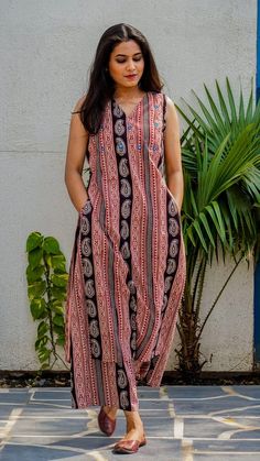 Morni tunic set Straight Fit Kurti Designs, V Neck Kurti Designs Latest, Bagh Print Suits Design, Straight Kurti Designs, Bagh Print, Cotton Dress Pattern, Stylish Kurtis Design, Simple Kurta Designs, Kurti Patterns