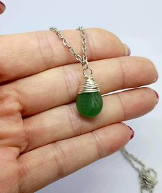 Looking for a unique and handmade piece of jewelry? Then this beautiful necklace is exactly what you are looking for! The necklace is made of a beautiful green aventurine that hangs on a stainless steel chain. The pendant is approximately 2.1cm high and 1.3cm wide and comes with a 50cm stainless steel chain. This beautiful necklace is not only a fashion accessory, but also a piece that can contribute to your well-being. Be assured that you will cherish your carefully crafted piece of jewelry. Protect it from roughness and avoid exposure to water and excessive sweat. Store it in a cool, dry place, away from direct sunlight. The artist Linda is passionate about her work and feels grateful to be able to create these magical pieces. Thank you for viewing this beautiful piece of jewelry. If you Cheap Aventurine Necklaces As Gift, Cheap Aventurine Necklace As A Gift, Cheap Aventurine Necklaces For Gifts, Green Aventurine Necklace, Aventurine Necklace, Necklace For Her, Green Jewelry, Jewelry Birthday, Beads And Wire