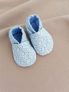 Adorable baby shoes for tiny toes! An easy DIY project for a Friday afternoon that will turn in the perfect baby shower gift or cute accessories for your own little baby! You can use any scraps of fabric you have left from other sewing projects or you can make them match your baby's favorite outfits: the possibilities are endless with this pattern - you can create tons of cute baby shoes for your little one or even for selling :) These are great to gift for a newborn baby as they are soft, light weight, easy to put on and most important - they will stay on wiggly feet thanks to the elastic at the ankle. They mimic barefoot so they are ideal for first steps too - just make sure to use a non-slip sole. Tutorial includes the steps to make the baby shoes with hidden seams. You can also choose Baby Moccasin Pattern, Baby Shoes Diy Pattern, Homemade Shoes, Soft Baby Shoes, Moccasin Pattern, Scraps Of Fabric, Soft Sole Baby Shoes, Friday Afternoon