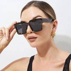 Gladwell was designed to make every moment more memorable, with a style that's as dynamic as you are. Crafted with acetate, its square shape gives it a modern feel and the chunky temples ensure it stays put all day long. Whether you're rocking a pair of jeans or throwing on your favorite 'fit, you'll look ah-mazing in these sunnies! Elegante Y Chic, Look Retro, Sunglasses Women Fashion, Retro Brand, Classic Sunglasses, Square Glasses, Vintage Glamour, Fashion Seasons, Retro Stil