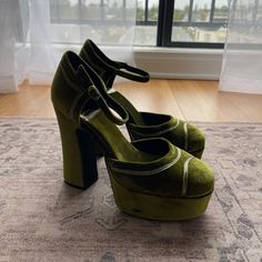 New - No Box - Never Worn Jeffrey Campbell 'Low Down' Platforms Green Velvet - Size 7 - Retails At $165 4 3/4" Heel 11/2" Platform Velvet Super Adorable And Ready For A New Owner. I'm Open To Offers As I'm A Pregnant And None Of My Shoes Fit! Designer Green Platform Heels, Emerald Heels, Green Platform Heels, Green Velvet Shoes, Interesting Shoes, Olive Green Shoes, Green Platform, Funky Shoes, Green Heels