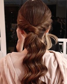 Los Ponytail Hairstyles, Bridal Ponytail Accessories, Hair Tail Ideas, Pony Tailed Hair, Hairstyles For Off Shoulder Dress, High Pony Wedding Hair, Simple Bridal Hairstyle, Bridesmaid Hair Inspo, Side Ponytail Hairstyles