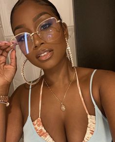 Black Women And Glasses, Makeup And Glasses Black Women, Sunglasses For Black Woman, Eye Glasses Aesthetic, Brown Skin Blonde Hair, Makeup For Glasses, Gold Rimmed Glasses, Glasses Ideas, Chic Glasses