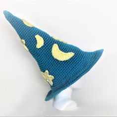 a crocheted hat with bananas on it is sitting on a mannequin head