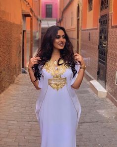 Egyptian Dress, African Kaftan, Moroccan Dresses, White Kaftan, Arabian Dress, Beauty Day, Arabian Women, Moroccan Kaftan, Kaftan Maxi Dress