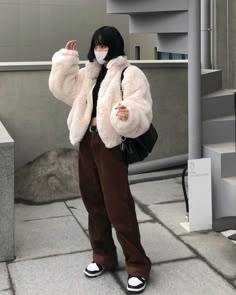 Black Fluffy Jacket Outfit, White Fluffy Jacket Outfit, White Puffer Coat Outfit, Winter Blue Outfit, White Fluffy Outfit, Jacket Outfit Korean, Black White Dunks, Fluffy Coat Outfit, Fuzzy Jacket Outfit