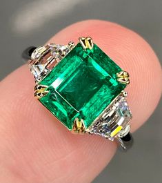 Luxury Emerald Cut Rings Of Aaa Quality, Luxury Emerald Cut Rings With Aaa Quality, Luxury Emerald Cut Aaa Quality Rings, Luxury Green Rings With Vs Clarity, Luxury Green Diamond Ring With Vs Clarity, Luxury Emerald Cut Aaa Quality Jewelry, Diamond Ring Platinum, Diamond Three Stone Ring, Beautiful Tiaras